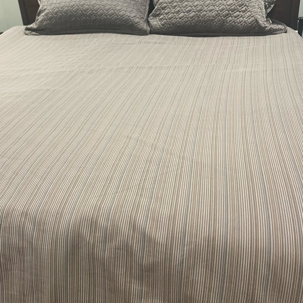 Calvin Klein from Macy’s California King reversible Duvet Cover w/2 king Shams